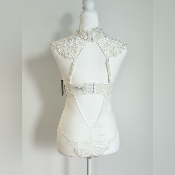 Kaviar Oh La La Cherie Whisper White Guipure High Neck Lace Bodysuit Small NEW - Picture 2 of 6